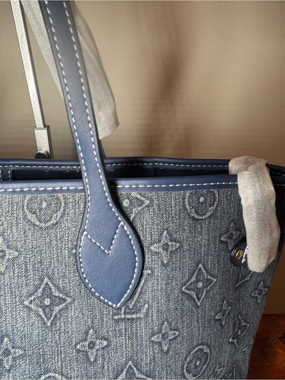 Blue Denim Tote in Faded Blue. No Brand. - Picture 6 of 9